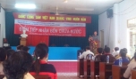 Đoàn viên thanh niên Sở NN&PTNT Tiền Giang trao bồn nước cho hộ dân.