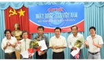 Ông Nguyễn Huỳnh Anh, Chủ tịch Hội VHNT Tiền Giang, ông Lê Ngân, Phó chủ tịch Hội VHNT và NSNA Duy Anh, Ủy viên Hội đồng nghệ thuật - Hội NSNA Việt Nam trao quyết định và thẻ hội viên cho 3 nghệ sĩ.