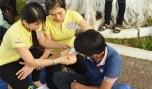 Thực hành sơ cấp cứu nạn nhân bị tai nạn. Ảnh: Vân Anh