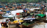 Ông Trần Thanh Đức (người ngồi hàng đầu bên phải), Phó Chủ tịch UBND tỉnh cùng lãnh đạo ngành du lịch tỉnh Tiền Giang trong một chuyến khảo sát thực tế tại chợ nổi Cái Bè.
