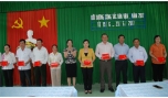Trao Giấy chứng nhận hoàn thành lớp bồi dưỡng cho học viên.