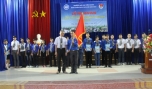 Thầy Lê Hữu Hải, Phó Hiệu trưởng nhà trường trao cờ trước giờ ra quân.