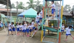 Cha mẹ hãy quan tâm, chăm lo con cái của mình nhiều hơn để hạn chế tình trạng trẻ “nghiện” điện thoại.