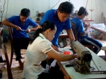 Nhân viên Trung tâm Giáo dục - Lao động xã hội hướng dẫn học viên học nghề.