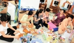 Các cô Trường Mẫu giáo Long Bình Điền (Chợ Gạo) tranh thủ làm đồ dùng dạy học ngoài giờ.
