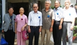 Thầy, cô giáo vui mừng trong ngày gặp mặt.