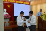 Ông Phạm Văn Trọng, Giám đốc Sở Tư pháp trao quyết định và thẻ công chứng viên.