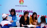 Ban Tổ chức nhận bài hưởng ứng cuộc thi của thiếu nhi Trường tiểu học Đoàn Thị Điểm. Ảnh: PC
