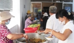 Chuẩn bị khẩu phần cho mỗi suất ăn.