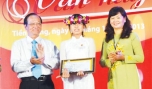 Ông Trần Thanh Đức, Phó Chủ tịch UBND tỉnh và bà Lý Việt Trung, Phó Tổng Biên tập Báo Sài Gòn Giải Phóng trao giải Nhất cho thí sinh Trần Mỹ Tiên (Tiền Giang).