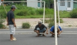 Công nhân đang thi công nhà tạm cho hội chợ. Ảnh: Vân Anh