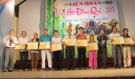 Ông Nguyễn Hữu Đức, Phó chủ tịch Hội Nông dân tỉnh và ông Nguyễn Thanh Hải, Trưởng phòng nghiệp vụ Sở VHTT&DL trao giải A cho đại điện các tiết mục hay nhất.