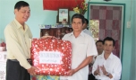 Ông Phan Anh Dũng Quốc Huân, Phó Giám đốc Công ty Lương thực Tiền Giang tặng quà cho đại diện hộ bà Trần Thị Hanh.