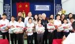 Ban vận động Quỹ Bảo trợ trẻ em tỉnh phối hợp Hội Bảo trợ người khuyết tật và trẻ em mồ côi TP. Hồ Chí Minh tặng quà cho trẻ em xã Vĩnh Hựu (Gò Công Tây).