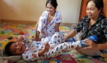 Bé Đặng Minh Nhựt (xã Tân Phong, Cai Lậy) đang được tập phục hồi chức năng tại Trung tâm hỗ trợ phát triển giáo dục hòa nhập.