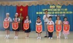 Ông Đỗ Cẩn Trực, Giám đốc Nhà Thiếu nhi tỉnh trao thưởng cho các em.