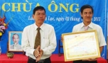Ông Nguyễn Văn Giang, Trưởng phòng Văn hóa - Thông tin huyện Chợ Gạo trao Bằng công nhận cho Ban Quản tự Chùa Ông.