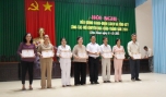 Ông Trương Minh Tới, Phó Bí thư Thường trực Huyện ủy trao giấy công nhận gia đình hiếu học.