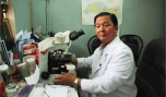 Bác sĩ Minh giám định mẫu mô phục vụ công tác điều tra.