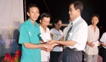 Ông Trương Văn Hiền, Chủ tịch LĐLĐ tỉnh tặng quà Tết cho công nhân Khu công nghiệp Tân Hương (Châu Thành).