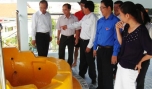 Lãnh đạo tỉnh cùng đại biểu tham quan công viên nước mini.
