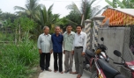 Chủ tịch UBND xã cùng bà con vui mừng trên con đường mới.
