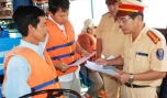 CSĐT-CATG tuyên truyền hành khách mặc áo phao khi qua đò.