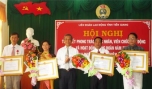 Ông Đặng Ngọc Tùng, Chủ tịch Tổng LĐLĐ Việt Nam trao Huân chương Lao động hạng Ba cho tập thể và cá nhân.