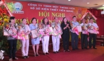 Bà Trần Kim Mai, Phó Chủ tịch UBND trao bằng khen cho các đại lý.
