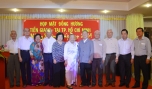 Ông Trần Thế Ngọc, Bí thư Tỉnh ủy thăm hỏi các cô chú đồng hương.