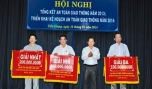 Ông Nguyễn Văn Khang, Chủ tịch UBND tỉnh trao Cờ thi đua xuất sắc cho 3 tập thể.