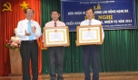 Ông Trần Thanh Đức trao Huân chương Lao động hạng III cho Trung tâm VH-TT và Đoàn Nghệ thuật tổng hợp.