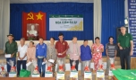 Các hộ nghèo của xã Trung An, TP. Mỹ Tho nhận quà Tết của Công ty TNHH VBL.