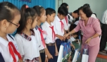 Cô Đồng Thị Bạch Tuyết, Chủ tịch Hội Khuyến học tỉnh trao học bổng cho các em học sinh.