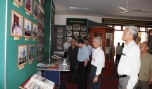 Các đại biểu tham quan nhà truyền thống.
