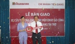 Ông Trần Trọng Hùng, Giám đốc Agribank Tiền Giang trao chìa khóa tượng trưng cho đại diện lãnh đạo Bệnh viện Đa khoa khu vực Gò Công.