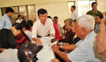 Ông Lê Văn Nhớ - Bí thư Huyện ủy Tân Phú Đông tặng quà Tết cho hộ nghèo xã Tân Phú.