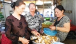 Bà Huỳnh Kim Lang (giữa) cùng các thành viên Tổ Từ thiện 19-5 chuẩn bị bữa cơm miễn phí cho bệnh nhân.