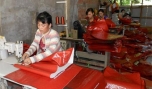 Lao động nông thôn làm việc trong một cơ sở may gia công túi xách tại xã Tân Bình, huyện Cai Lậy.