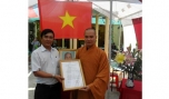 Ông Trần Hữu Đoàn, chuyên viên phòng Nội vụ huyện trao Quyết định công nhận cơ sở thờ tự văn hóa.
