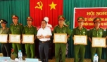 Khen thưởng các tập thể, cá nhân đạt thành tích năm 2013.
