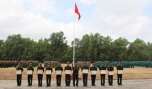 Đại tá Trần Văn Lan, Chỉ huy trưởng Bộ CHQS tỉnh tặng Giấy khen cho các cơ quan, đơn vị.