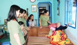 Hội LHPN CA tỉnh thăm và tặng quà gia đình chính sách.