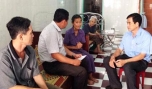 Ông Trương Văn Hiền, Chủ tịch LĐLĐ tỉnh (bìa phải) thăm và tặng quà cho bà Trịnh Thị Dân, ngụ phường 7, TP. Mỹ Tho.