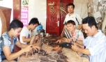 Những người thợ chạm khắc gỗ tại cơ sở Ba Nở.