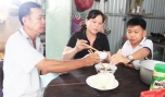 Anh Tấn tự tay nấu ăn.