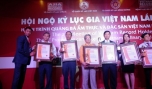 Ông Huỳnh Thanh Hữu (thứ 3 bìa trái) đại diện Sở VH-TT& DL Tiền Giang nhận bằng công nhận xác lập món ăn ẩm thực “Hủ tiếu Mỹ Tho” đạt giá trị ẩm thực Châu Á.