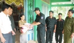 Tặng quà gia đình nơi đóng quân.