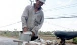 Người dân đến ao bỏ hoang ở xã Tân Phú chở nước về nhà để sử dụng.