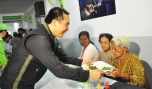 Linh mục JB Nguyễn Tấn Sang ân cần trao cơm cho khách.